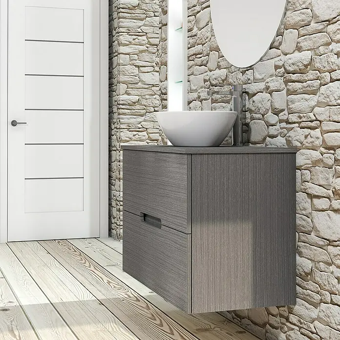 Artysan Conjunto de mueble de baño Loop Top - Ancho: 80 cm, 4 pzs., Ceniza, Mate - Mueble de baño gris con lavabo y grifo frente a una pared de piedra. Mueble de baño moderno con amplio espacio de almacenamiento para un baño elegante.