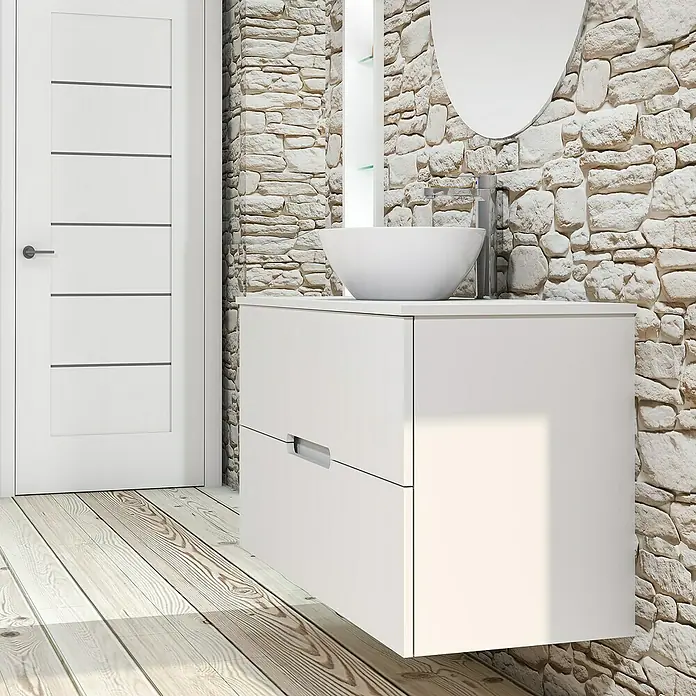 Artysan Conjunto de mueble de baño Loop Top - Ancho: 100 cm, 4 pzs., Blanco, Mate - Un tocador blanco moderno con un gabinete y un lavabo sobre encimera sobre una pared de piedra natural. Diseño de baño elegante.