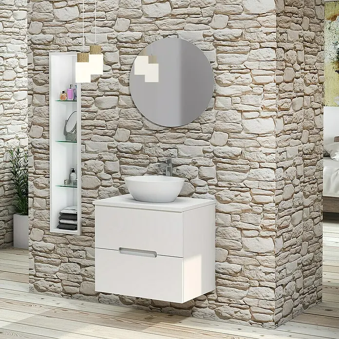 Artysan Conjunto de mueble de baño Loop Top - Ancho: 60 cm, 4 pzs., Blanco, Mate - Interior de baño moderno con un tocador flotante blanco, espejo redondo y estanterías abiertas contra una pared de piedra.
