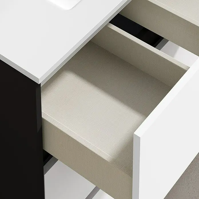 Artysan Conjunto de mueble de baño Africa - Ancho: 60 cm, 3 pzs., Blanco, Mate - Primer plano de un moderno mueble de baño con un cajón abierto. El diseño es elegante y los colores son neutros.