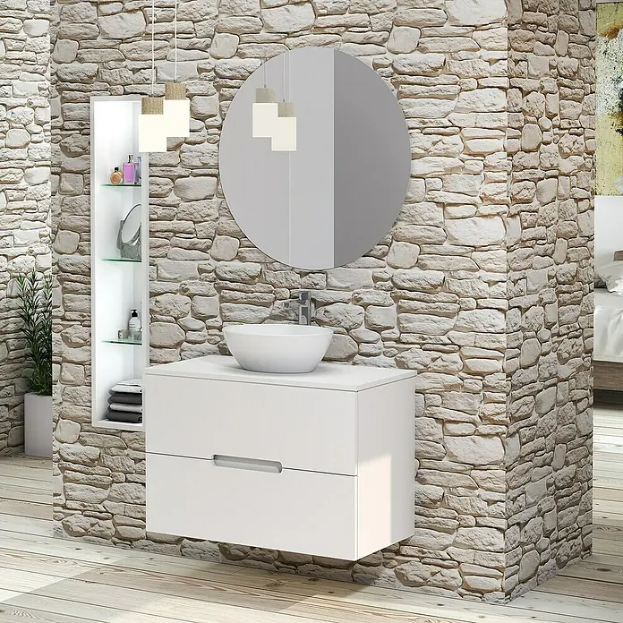 Artysan Conjunto de mueble de baño Loop Top - Ancho: 80 cm, 4 pzs., Blanco, Mate - Moderno baño con mueble de lavabo blanco, lavabo sobre encimera y espejo redondo frente a pared de piedra rústica.
