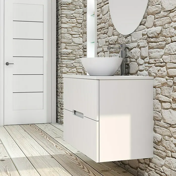 Artysan Conjunto de mueble de baño Loop Top - Ancho: 80 cm, 4 pzs., Blanco, Mate - Escena de baño con un moderno mueble de baño blanco con lavabo sobre encimera y pared de piedra natural.