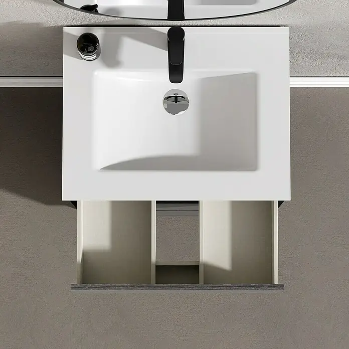 Artysan Conjunto de mueble de baño Africa - Ancho: 60 cm, 3 pzs., Ceniza, Mate - Mueble de lavabo con cajón abierto, lavabo de cerámica blanca con grifo negro, un accesorio de baño moderno.
