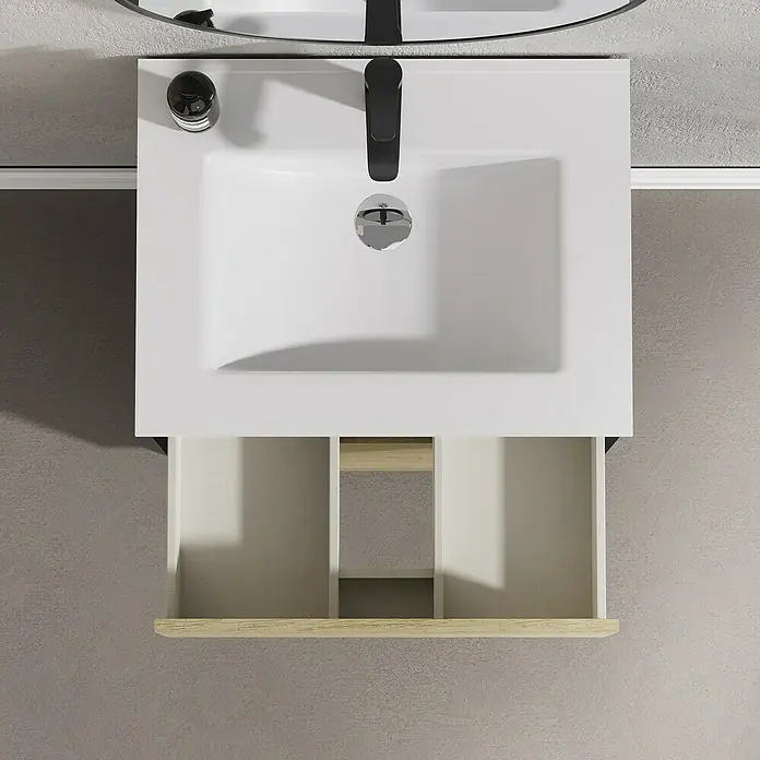 Artysan Conjunto de mueble de baño Africa - Ancho: 60 cm, 3 pzs., Nature, Mate - Un mueble de baño con cajón abierto, que incluye un lavabo blanco y un armario con textura de madera clara para almacenamiento. Diseño moderno.