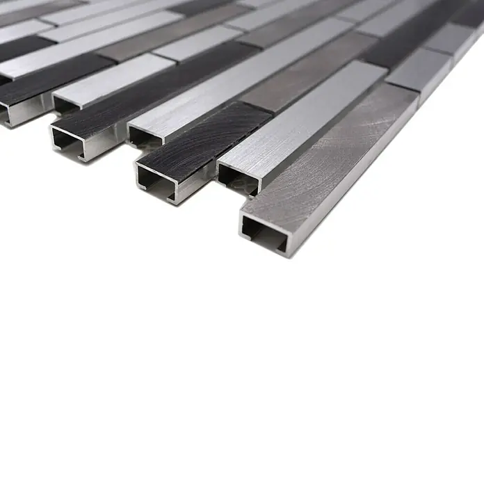 Mosaikfliese Mix XAM A891 - 29,8 x 33,8 cm, Grau/Schwarz, Matt - Nahaufnahme von modernen Wandfliesen in Silber- und Schwarztönen, ideal für stilvolle Innenräume.