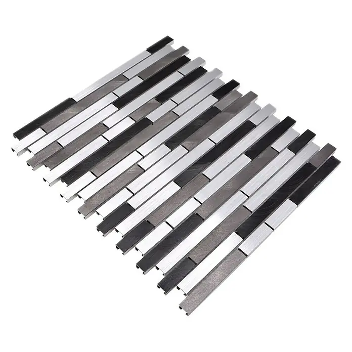 Mosaikfliese Mix XAM A891 - 29,8 x 33,8 cm, Grau/Schwarz, Matt - Nahaufnahme von Metallmosaikfliesen in Silber-, Grau- und Schwarztönen auf einer schwarzen Oberfläche.