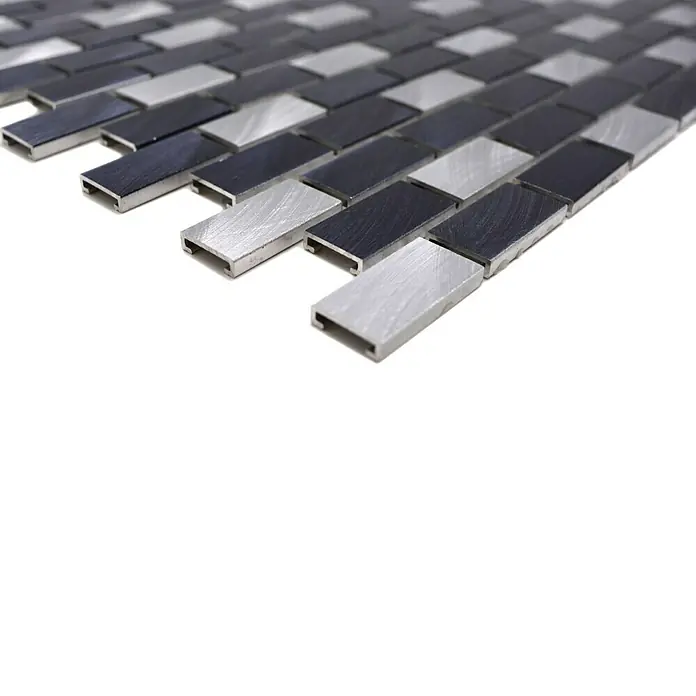 Mosaikfliese Brick XAM A431 - 30,6 x 32,4 cm, Schwarz, Matt - Nahaufnahme von modernen, rechteckigen Mosaikfliesen in Silber und Schwarz, die ein stilvolles Muster bilden.\n