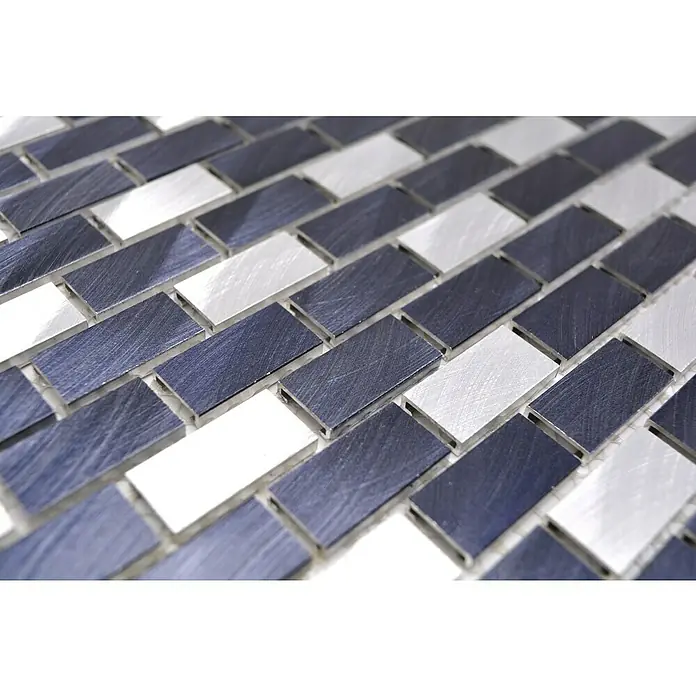 Mosaikfliese Brick XAM A431 - 30,6 x 32,4 cm, Schwarz, Matt - Nahaufnahme eines Mosaiks aus blau-grauen und silbernen Metallfliesen, das ein modernes und stilvolles Design für Innenräume zeigt.