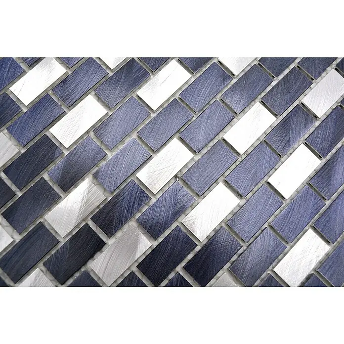 Mosaikfliese Brick XAM A431 - 30,6 x 32,4 cm, Schwarz, Matt - Nahaufnahme von rechteckigen Fliesen in Blau- und Silbertönen, die ein elegantes und modernes Mosaikmuster bilden.