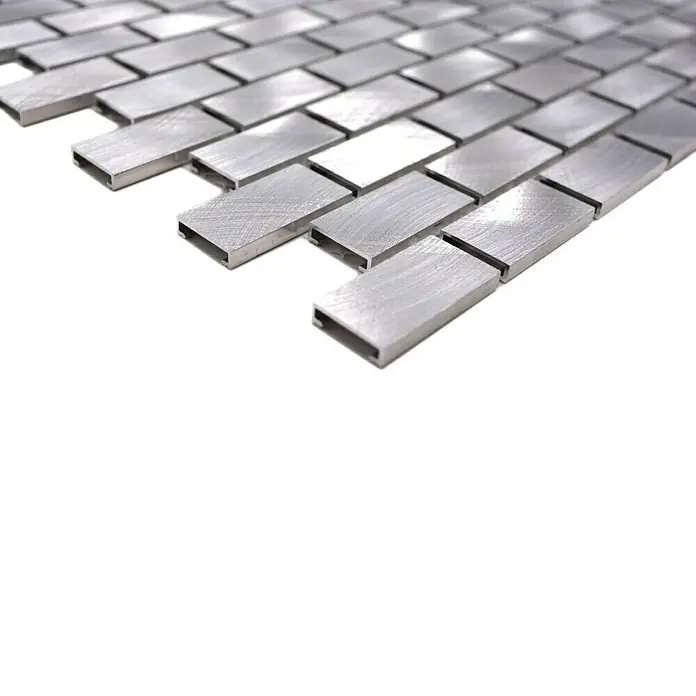 Mosaikfliese Brick XAM A411 - 30,6 x 32,4 cm, Silber, Matt - Nahaufnahme von modularen, rechteckigen, gebürsteten Edelstahlfliesen im Fischgrätenmuster. Das Produkt ist robust und langlebig.