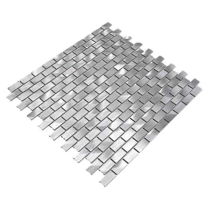 Mosaikfliese Brick XAM A411 - 30,6 x 32,4 cm, Silber, Matt - Nahaufnahme von silberfarbenen rechteckigen Metallmosaikfliesen auf einer Netzunterlage, ideal für moderne Innenräume.