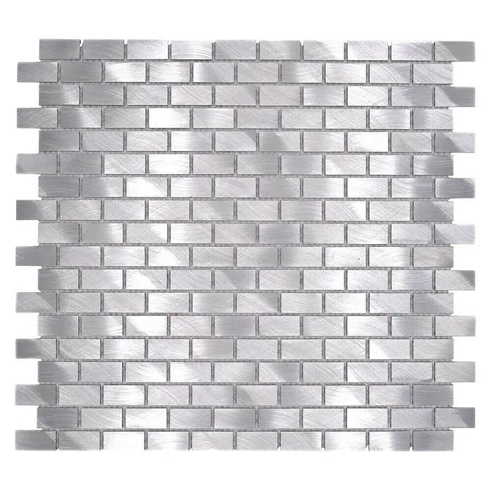 Mosaikfliese Brick XAM A411 - 30,6 x 32,4 cm, Silber, Matt - Nahaufnahme eines silberfarbenen Metallmosaiks mit gebürsteter Textur, ideal für moderne Innenarchitekturprojekte.