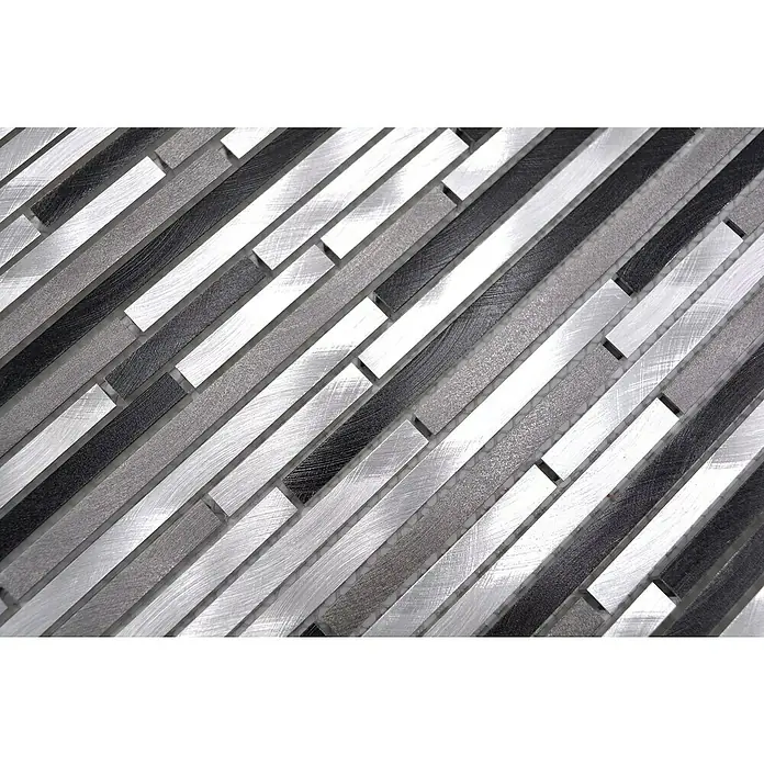 Mosaikfliese Brick XAM A881 - 29,8 x 31,8 cm, Grau, Matt - Das Bild zeigt eine Nahaufnahme von länglichen Mosaikfliesen in Silber-, Grau- und Schwarztönen, die diagonal angeordnet sind. Die Fliesen haben eine gebürstete Textur.