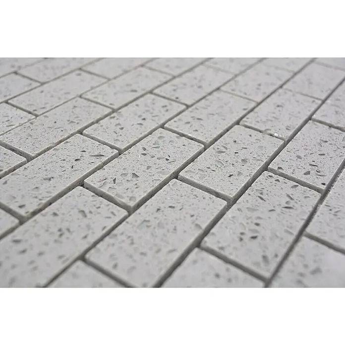 Mosaikfliese Brick Artifical XCM ASMB3 - 30 x 30 cm, Grau, Glänzend - Nahaufnahme von weißen Quarz-Mosaikfliesen mit gesprenkelter Textur, perfekt für stilvolle Wand- und Bodenbeläge.
