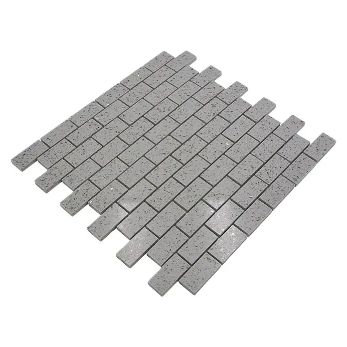 Mosaikfliese Brick Artifical XCM ASMB3 - 30 x 30 cm, Grau, Glänzend - Nahaufnahme eines grauen Mosaikfliesen-Bogens mit rechteckigen Steinen, ideal für stilvolle Wand- und Bodengestaltungen im Innenbereich.