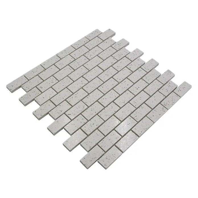 Mosaikfliese Brick Artifical XCM ASMB1 - 30 x 30 cm, Weiß, Glänzend - Nahaufnahme eines weißen Quarz-Mosaikfliesenblatts im Ziegelmuster, perfekt für stilvolle Küchenrückwände oder Badezimmerakzente.