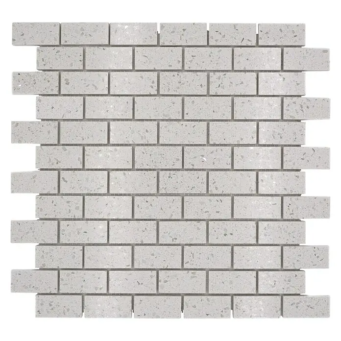 Mosaikfliese Brick Artifical XCM ASMB1 - 30 x 30 cm, Weiß, Glänzend - Ein Mosaik aus hellgrauen Quarz-Subway-Fliesen, das eine elegante und moderne Wandgestaltung ermöglicht, um jedem Raum einen Hauch von Stil zu verleihen.