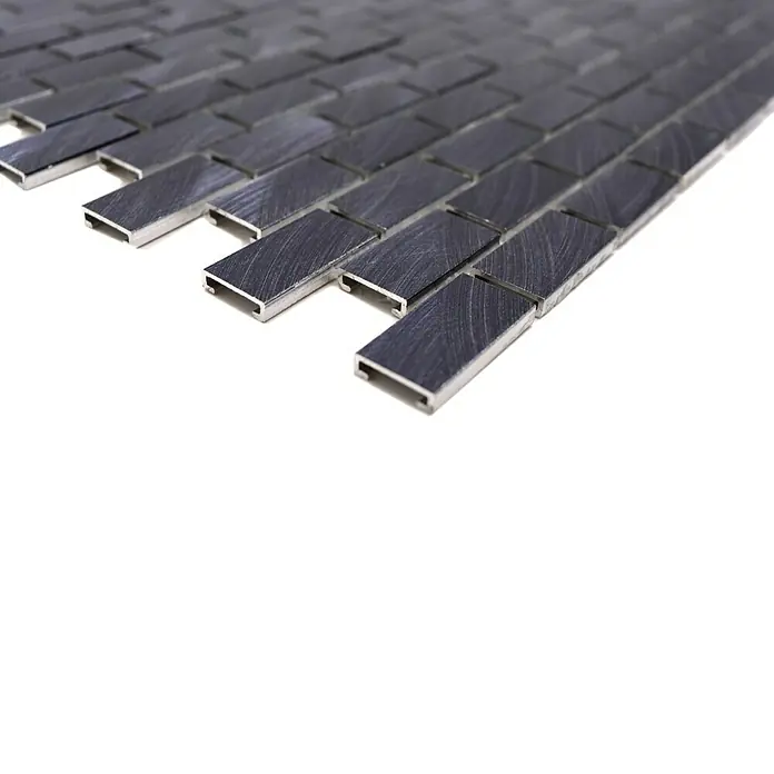 Mosaikfliese Brick 3D Mix XAM A421 - 30,6 x 32,4 cm, Schwarz, Matt - Nahaufnahme eines Musters von rechteckigen Metallmosaikfliesen mit gebürsteter Oberfläche, perfekt für moderne Wandverkleidungen.