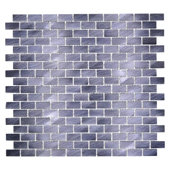 Mosaikfliese Brick 3D Mix XAM A421 - 30,6 x 32,4 cm, Schwarz, Matt - Nahaufnahme eines Musters aus metallischen Mosaikfliesen in Ziegelform, ideal für eine moderne Wandgestaltung.