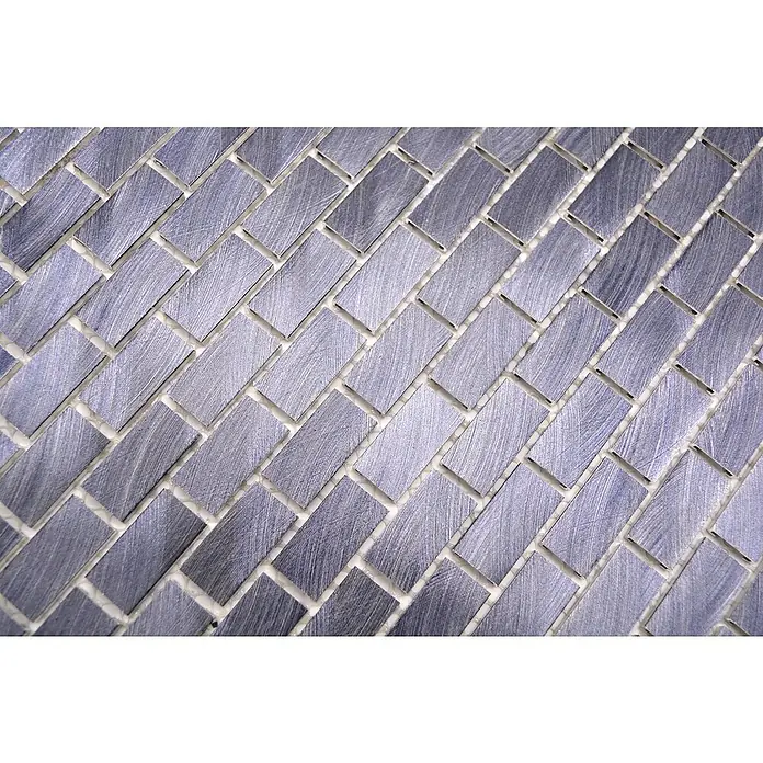 Mosaikfliese Brick 3D Mix XAM A421 - 30,6 x 32,4 cm, Schwarz, Matt - Nahaufnahme von strukturierten, länglichen, violetten Fliesen, die diagonal in einem sich wiederholenden Muster angeordnet sind.