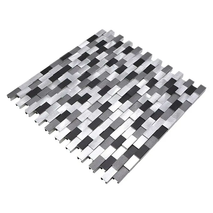 Mosaikfliese Brick 3D Mix XAM A132 - 30,1 x 30,4 cm, Silber/Schwarz, Matt - Das Bild zeigt eine dekorative Wandfliese mit einem Mosaikmuster aus Grau-, Schwarz- und Silberfarben auf schwarzem Hintergrund.