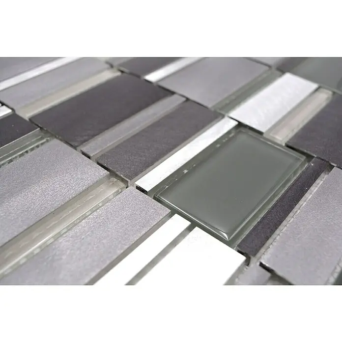 Mosaikfliese Crystal Mix XAM A801 - 30,1 x 30,1 cm, Grau, Matt - Nahaufnahme eines Mosaiks aus Grau-, Schwarz- und Silbertönen, ideal für moderne Raumgestaltungen.\n