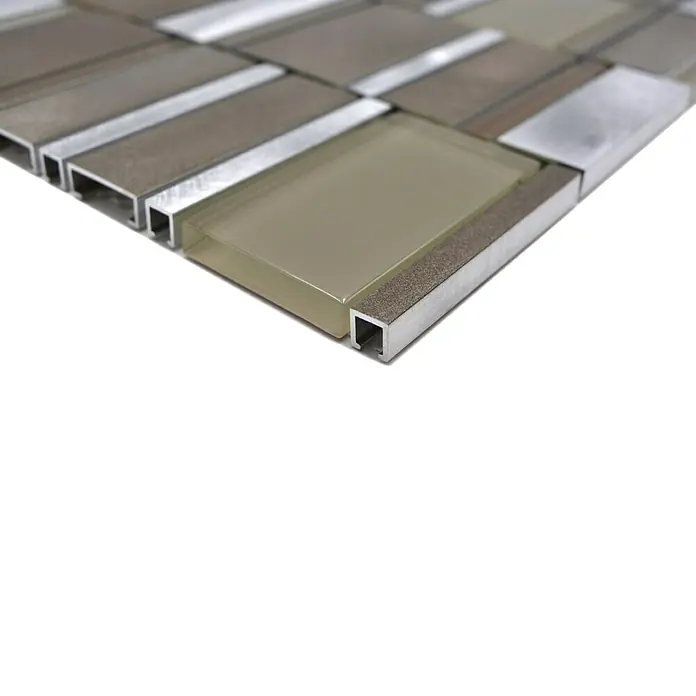 Mosaikfliese Crystal Mix XAM A811 - 30,1 x 30,1 cm, Beige, Matt - Nahaufnahme der eleganten Mosaikfliesen mit Glas- und Metallelementen, die ein modernes und stilvolles Design für Innenräume bieten.