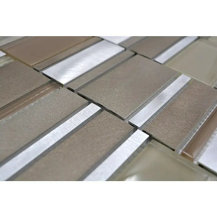 Mosaikfliese Crystal Mix XAM A811 - 30,1 x 30,1 cm, Beige, Matt - Nahaufnahme von Mosaikfliesen in Beige, Braun und Silber, die ein elegantes Muster bilden. Perfekt für stilvolle Wand- oder Bodenbeläge.