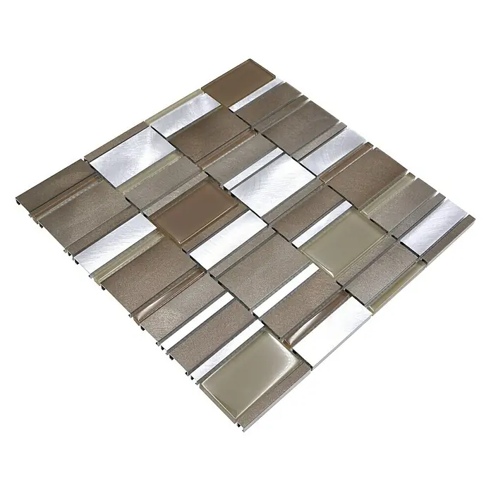 Mosaikfliese Crystal Mix XAM A811 - 30,1 x 30,1 cm, Beige, Matt - Nahaufnahme von braunen und silbernen Mosaikfliesen, die ein kompliziertes Muster bilden und sich perfekt für stilvolle Innenräume eignen.