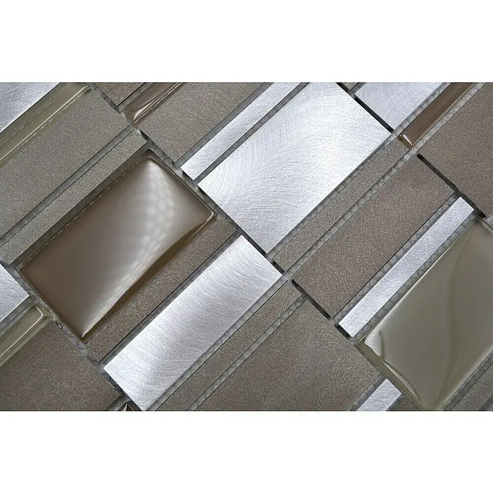 Mosaikfliese Crystal Mix XAM A811 - 30,1 x 30,1 cm, Beige, Matt - Nahaufnahme eines Mosaiks aus braunen, silbernen und grauen Glas- und Metallfliesen mit rechteckigen Formen.
