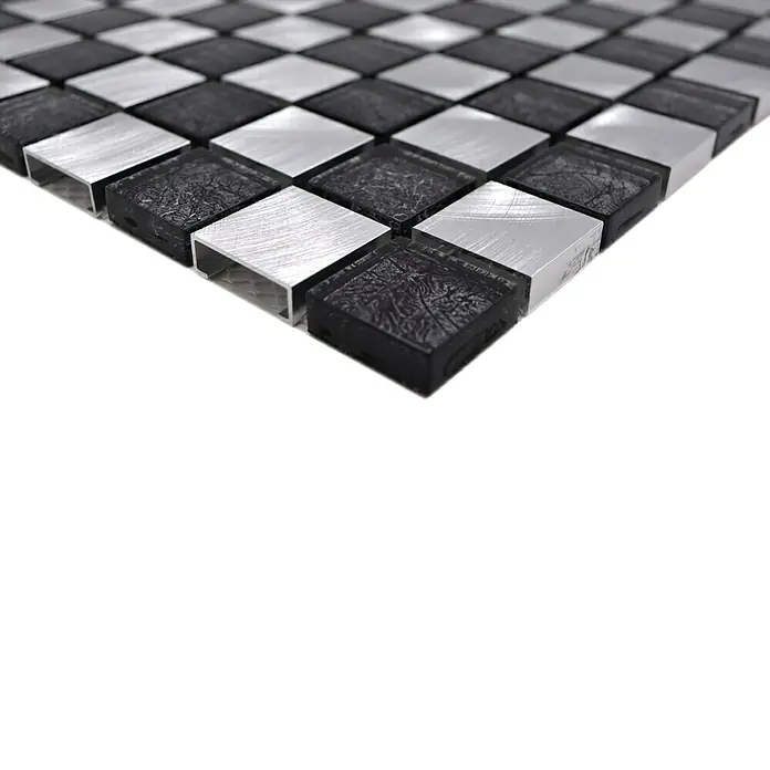 Mosaikfliese Crystal Mix XAM A851 - 32,7 x 30,2 cm, Schwarz/Silber, Matt - Nahaufnahme eines Musters aus silberfarbenen und schwarzen Mosaikfliesen. Ein edles Design für moderne Wohnräume.