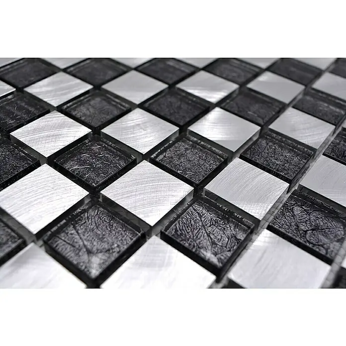 Mosaikfliese Crystal Mix XAM A851 - 32,7 x 30,2 cm, Schwarz/Silber, Matt - Detailaufnahme von quadratischen Mosaikfliesen in Silber und Schwarz mit interessanten Texturen für stilvolle Wand- und Bodengestaltung.
