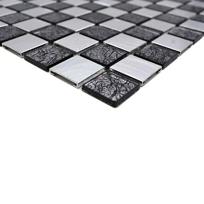 Mosaikfliese Crystal Mix XAM A451 - 32,7 x 30,2 cm, Schwarz/Silber, Matt - Nahaufnahme der quadratischen, schwarz-silbernen Metallmosaikfliesen, die ein Schachbrettmuster bilden und für moderne Designs ideal sind.