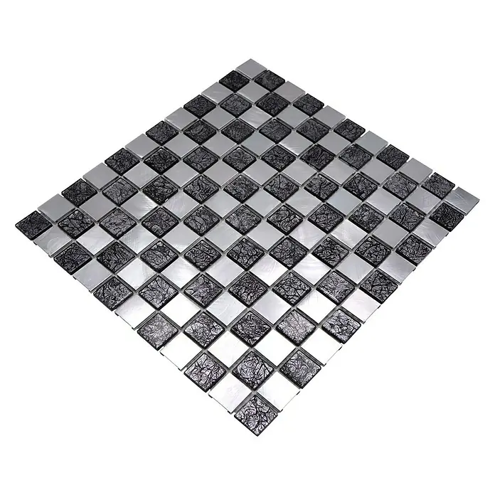 Mosaikfliese Crystal Mix XAM A451 - 32,7 x 30,2 cm, Schwarz/Silber, Matt - Detailaufnahme von Schachbrettmuster-Wandfliesen in Silber und Schwarz, perfekt für stilvolle Akzente in jedem Raum.