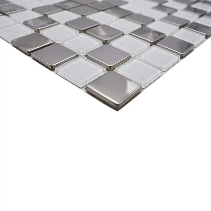 Mosaikfliese Quadrat Crystal Mix XAM A441 - 32,7 x 30,2 cm, Weiß, Glänzend - Nahaufnahme von quadratischen Mosaikfliesen in Silber und Weiß, ideal für moderne Wandgestaltungen.