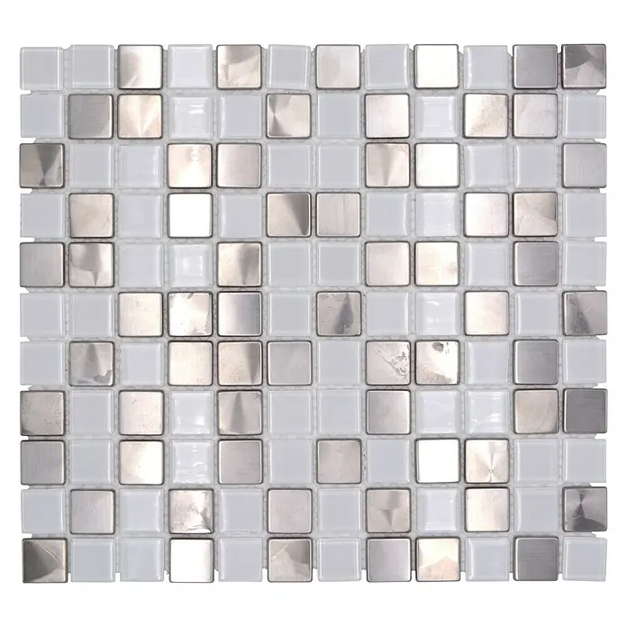 Mosaikfliese Quadrat Crystal Mix XAM A441 - 32,7 x 30,2 cm, Weiß, Glänzend - Ein quadratisches Mosaikmuster mit abwechselnden weißen Glas- und Metallfliesen für moderne Raumgestaltung.