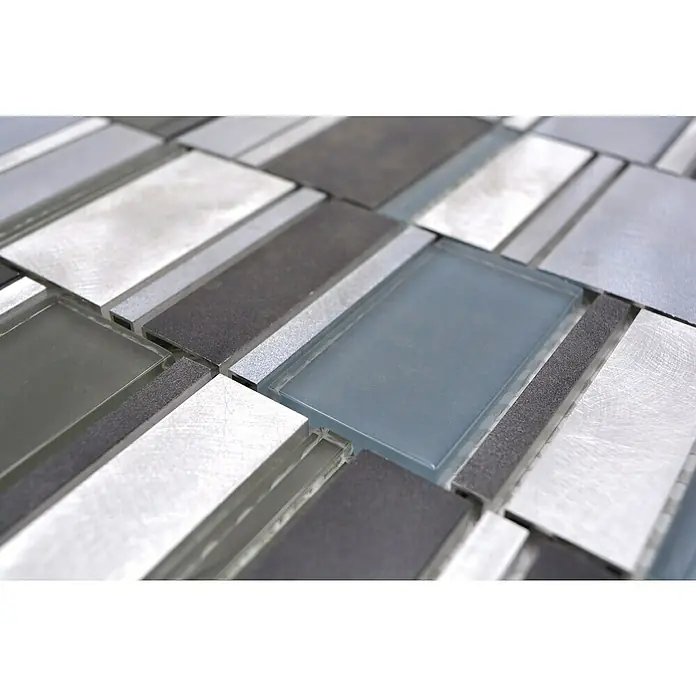 Mosaikfliese Crystal Mix XAM A821 - 30,1 x 30,1 cm, Alu/Crystal/Blau, Matt - Nahaufnahme von Mosaikfliesen mit verschiedenen Texturen und Farben, die ein elegantes und modernes Design zeigen.