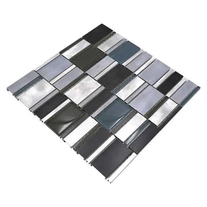 Mosaikfliese Crystal Mix XAM A821 - 30,1 x 30,1 cm, Alu/Crystal/Blau, Matt - Nahaufnahme einer stilvollen Mosaikfliese in Schwarz-, Grau- und Silberfarben, ideal für moderne Innendesigns und Wandgestaltungen.