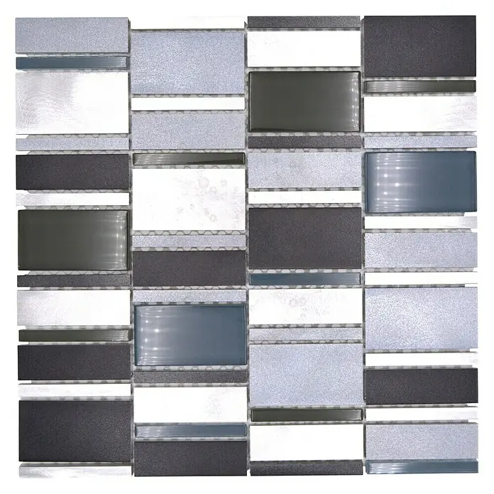 Mosaikfliese Crystal Mix XAM A821 - 30,1 x 30,1 cm, Alu/Crystal/Blau, Matt - Nahaufnahme einer Mosaikfliese in Grau-, Schwarz- und Weißtönen, die ein elegantes und modernes Design zeigt.