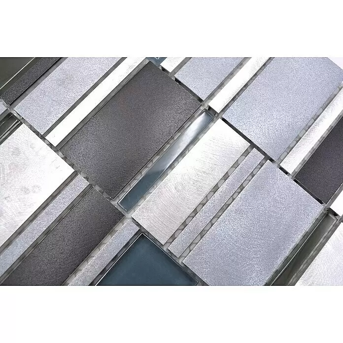 Mosaikfliese Crystal Mix XAM A821 - 30,1 x 30,1 cm, Alu/Crystal/Blau, Matt - Mosaikfliese aus Metall und Glas mit rechteckigen Stücken in Silber, Dunkelgrau und Blau-Grau, mit gebürsteten, gesprenkelten und glatten Oberflächen.