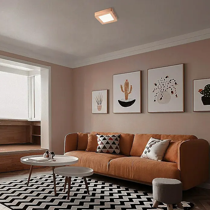 Home Sweet Home LED-Deckenleuchte Ska - 12 W, L x B x H: 17 x 17 x 4 cm, Kupfer, Warmweiß - Moderne Wohnzimmeransicht mit quadratischer Deckenleuchte, braunem Sofa und stilvollen Bildern.