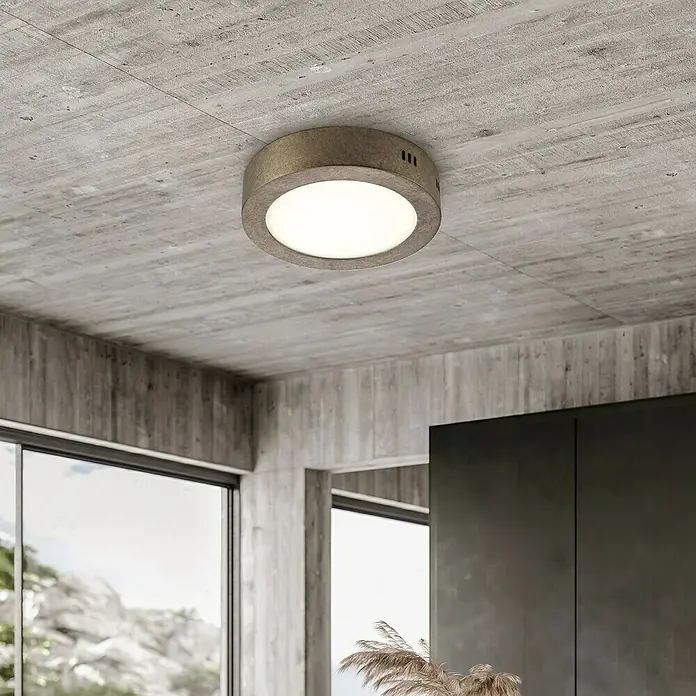 Home Sweet Home LED-Deckenleuchte rund Ska - 12 W, Ø x H: 170 mm x 4 cm, Burned Metall, Warmweiß - Nahaufnahme einer modernen, runden Deckenleuchte mit Betonoptik, die ein helles, gleichmäßiges Licht in einem modernen Raum spendet.