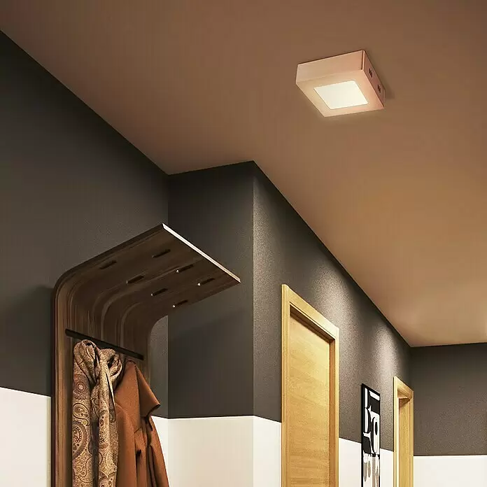 Home Sweet Home LED-Deckenleuchte Ska - 6 W, L x B x H: 12 x 12 x 4 cm, Kupfer, Warmweiß - Quadratische LED-Deckenleuchte in Roségold, auf einer Decke in einem modernen Eingangsbereich montiert.