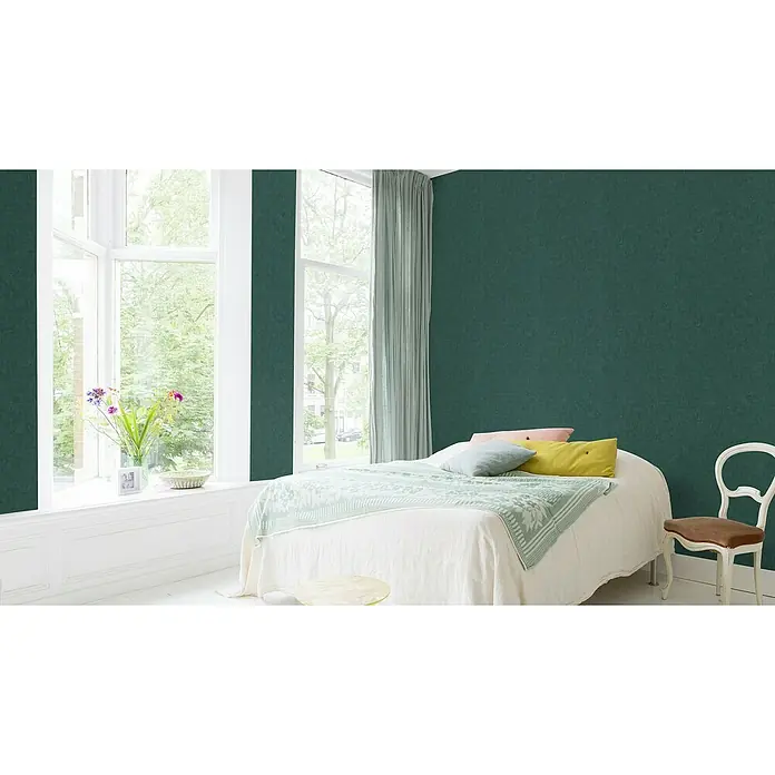 Rasch Factory 4 Vliestapete - Blau/Grün, Uni, 10,05 x 0,53 m - Schlafzimmer mit dunkelgrüner Wand und einem Bett mit Kissen und einer Decke, neben einem Fenster.