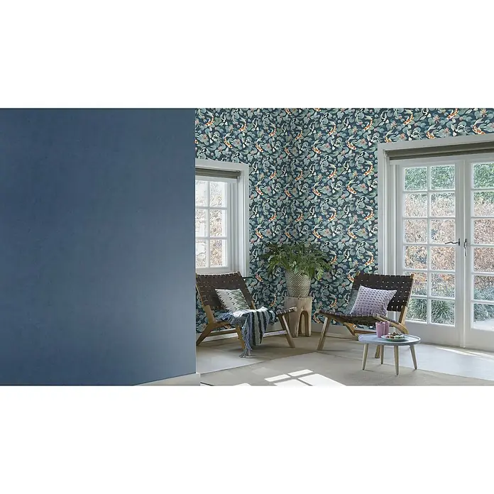 Rasch Kimono Vliestapete - Blau, Uni, 10,05 x 0,53 m - Ein stilvolles Interieur mit einer Akzentwand mit Koi-Karpfen-Motiv, die eine ruhige und elegante Atmosphäre schafft.