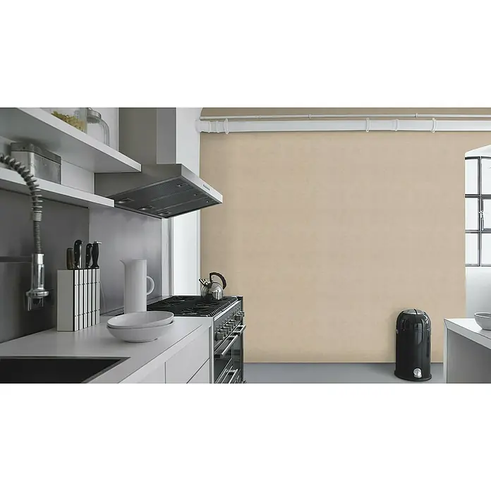 Rasch Kimono Vliestapete - Hellbraun, Uni, 10,05 x 0,53 m - Eine moderne Küche mit weißen Regalen, Dunstabzugshaube, Herd und schwarzem Mülleimer. Das Design ist minimalistisch und funktional.