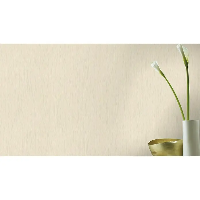 Rasch Selection Vliestapete I - Rosa, Uni, 10,05 x 0,53 m - Elegante Nahaufnahme von zarten Calla-Lilien in einer schlichten, weißen Vase, die auf einem Tisch mit einer dekorativen goldenen Schale steht.