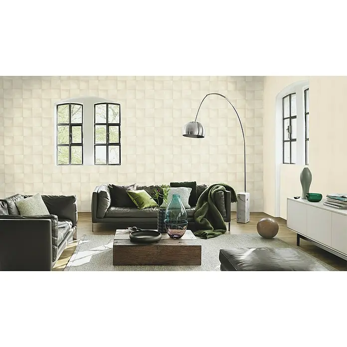 Rasch Club Vliestapete - Hellbraun, Uni, 10,05 x 0,53 m - Elegantes Wohnzimmer mit einem schwarzen Ledersofa, einem Holztisch und einer stilvollen Stehlampe, die eine gemütliche Atmosphäre schafft.