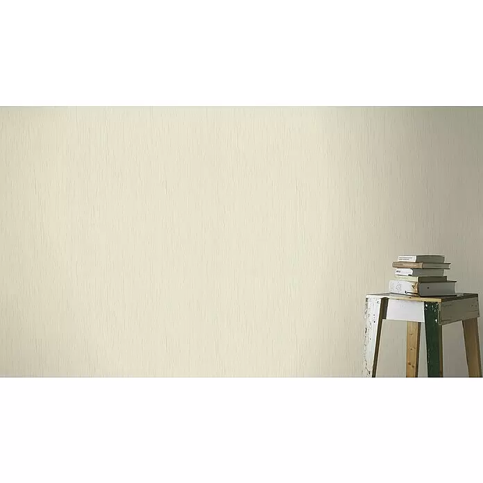 Rasch Selection Vliestapete I - Creme, Uni, 10,05 x 0,53 m - Helle beigefarbene Tapete mit vertikaler Streifenstruktur in einer Raumeinstellung.