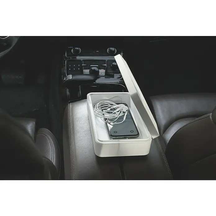 Ledvance Desinfektionsbox UVC LED - Weiß, 21,9 x 12,6 x 6,3 cm, USB-Anschluss - Innenaufnahme einer Desinfektionsbox für ein Mobiltelefon im Auto, zur sicheren und hygienischen Aufbewahrung.